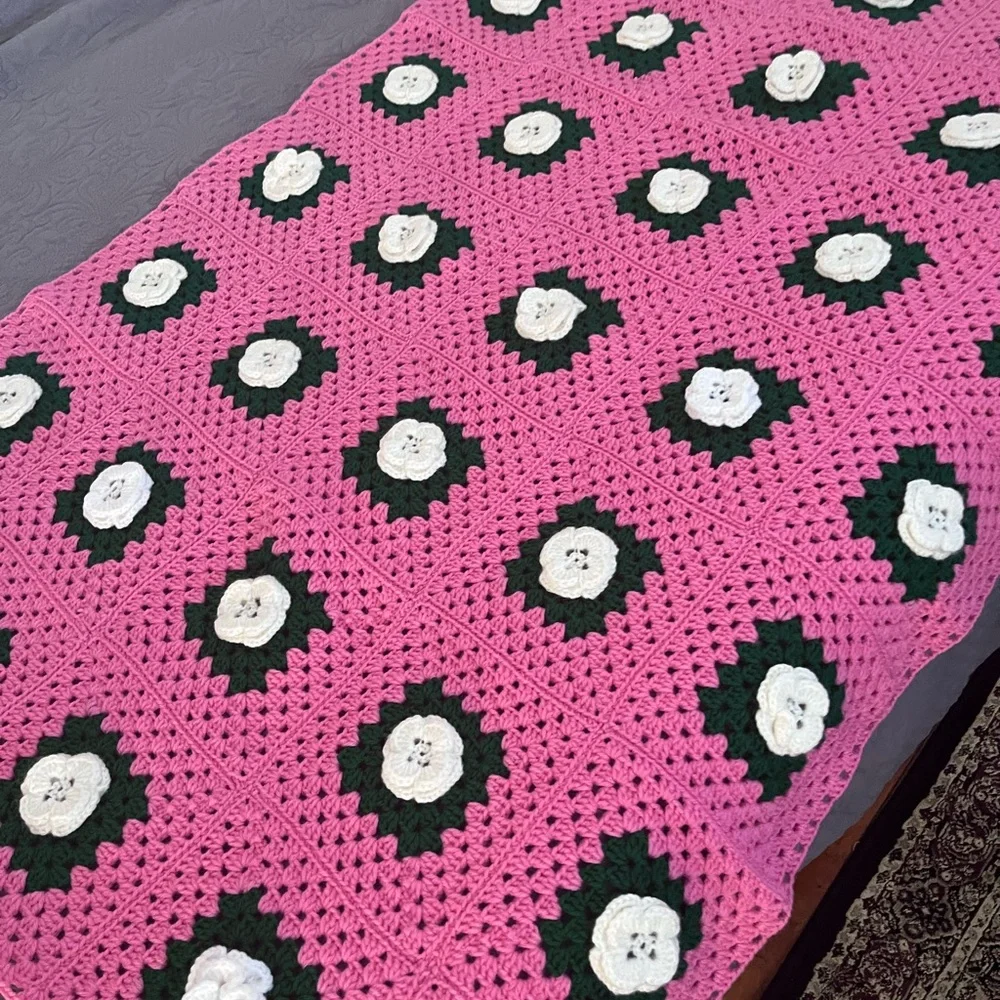 Pink Crochet Blanket with Floral Design granny core - Picture 4 of 5
